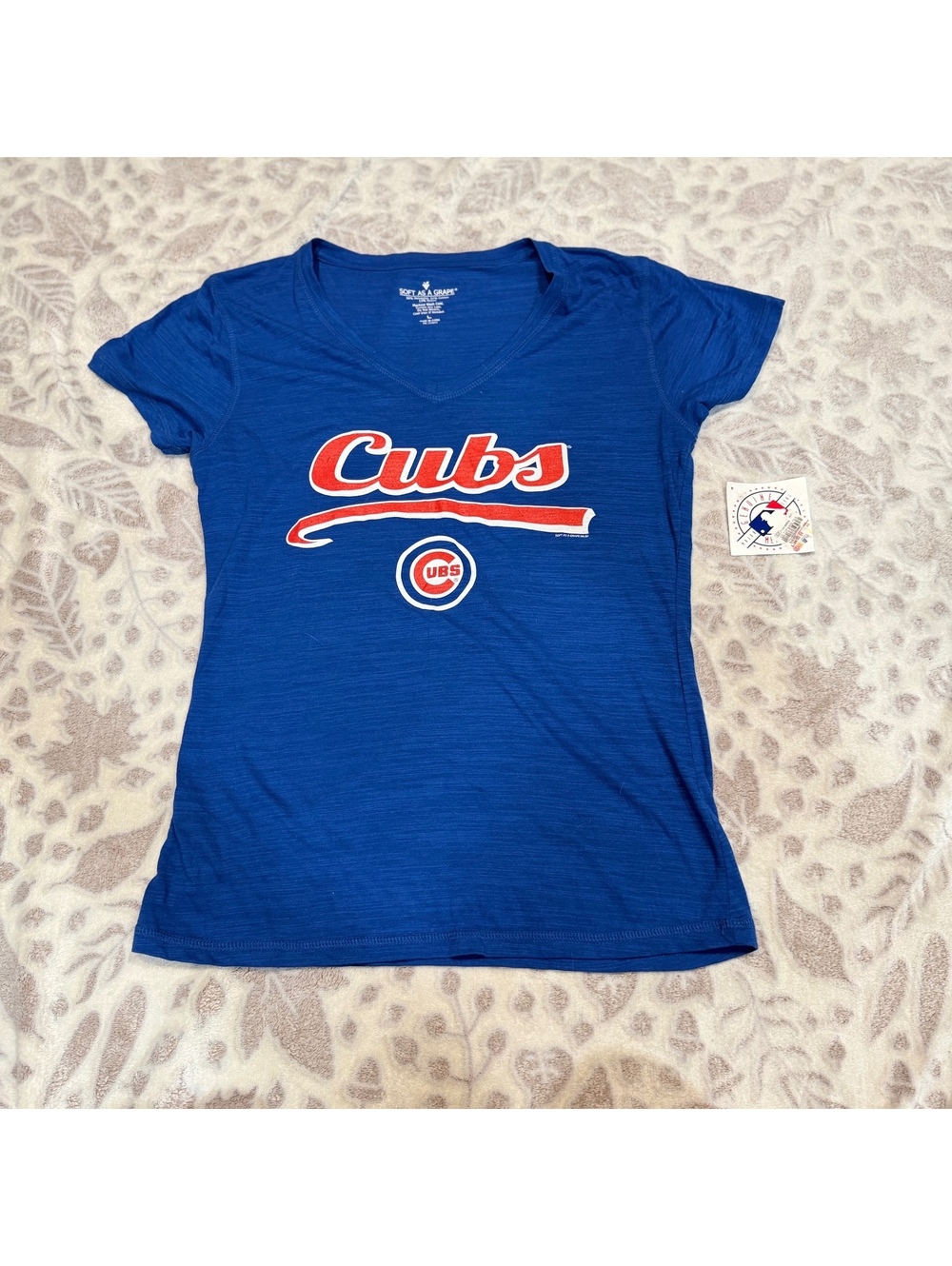 Soft as a Grape Chicago Cubs Script‎ Logo V-Neck T-Shirt Women's Large NWT MLB